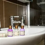 Omer Hayyam Suites Aparthotel