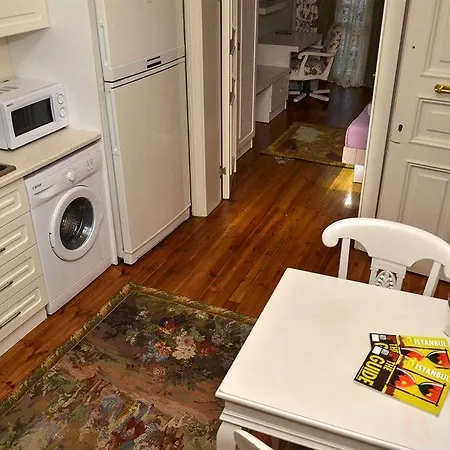 Omer Hayyam Suites Aparthotel 3*