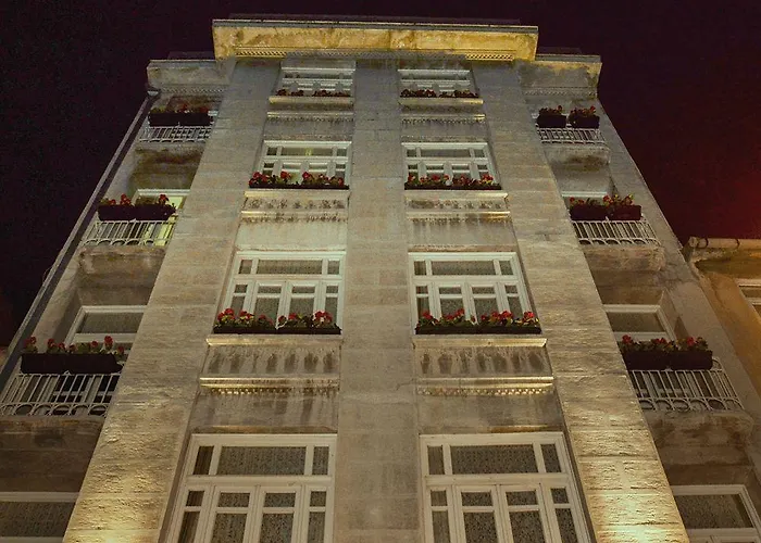 Omer Hayyam Suites 3*