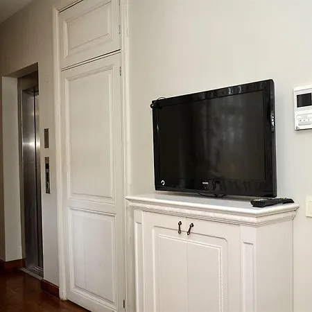 Omer Hayyam Suites מלון דירות