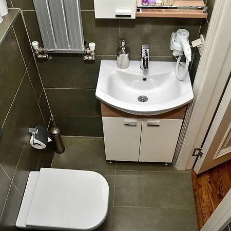 Omer Hayyam Suites מלון דירות 3*