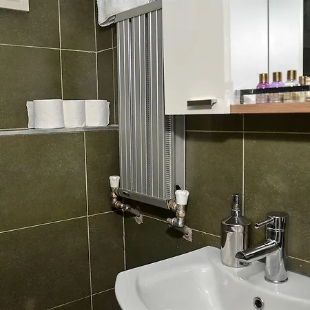 Omer Hayyam Suites מלון דירות